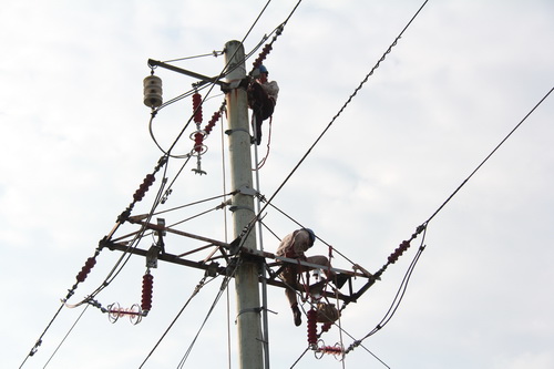 國網(wǎng)霞浦供電公司加裝線路避雷器，保障兩節(jié)期間電網(wǎng)可靠性