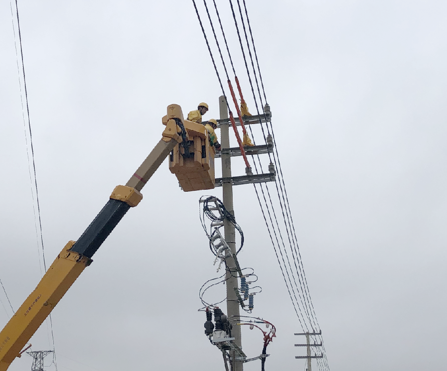 廣西貴港供電局帶電作業(yè)助力貴港市蘇灣大橋及接線工程開工建設(shè)