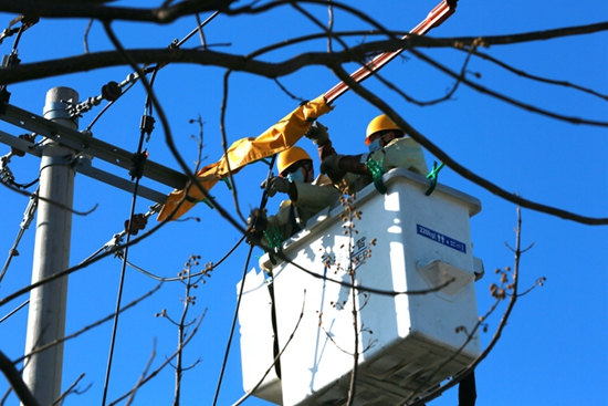 國網(wǎng)山東壽光供電：冬日暖陽帶電接火 業(yè)主入住用電無憂