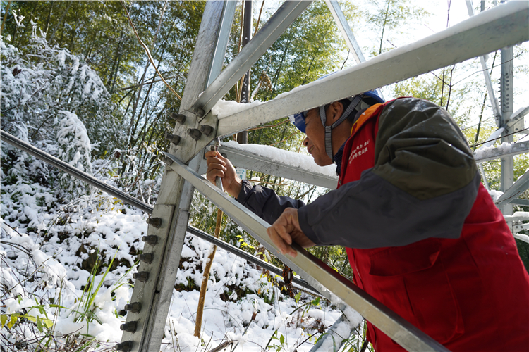 國(guó)網(wǎng)象山縣供電公司踏雪巡線保障山區(qū)用電