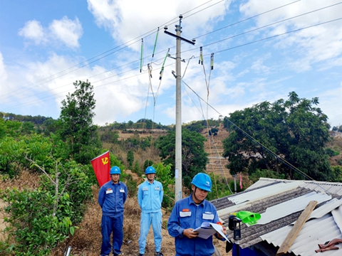 鳳慶供電局營盤供電所黨員突擊隊奮力搶修保光明