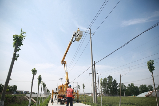 國網(wǎng)山東壽光供電：多條線路帶電消缺 助力夏峰可靠用電