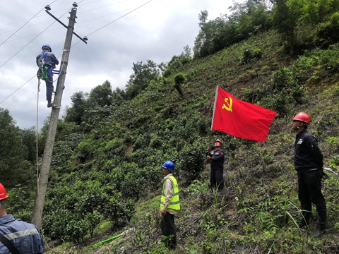 鳳慶供電局基建作業(yè)現(xiàn)場黨旗飄揚(yáng)