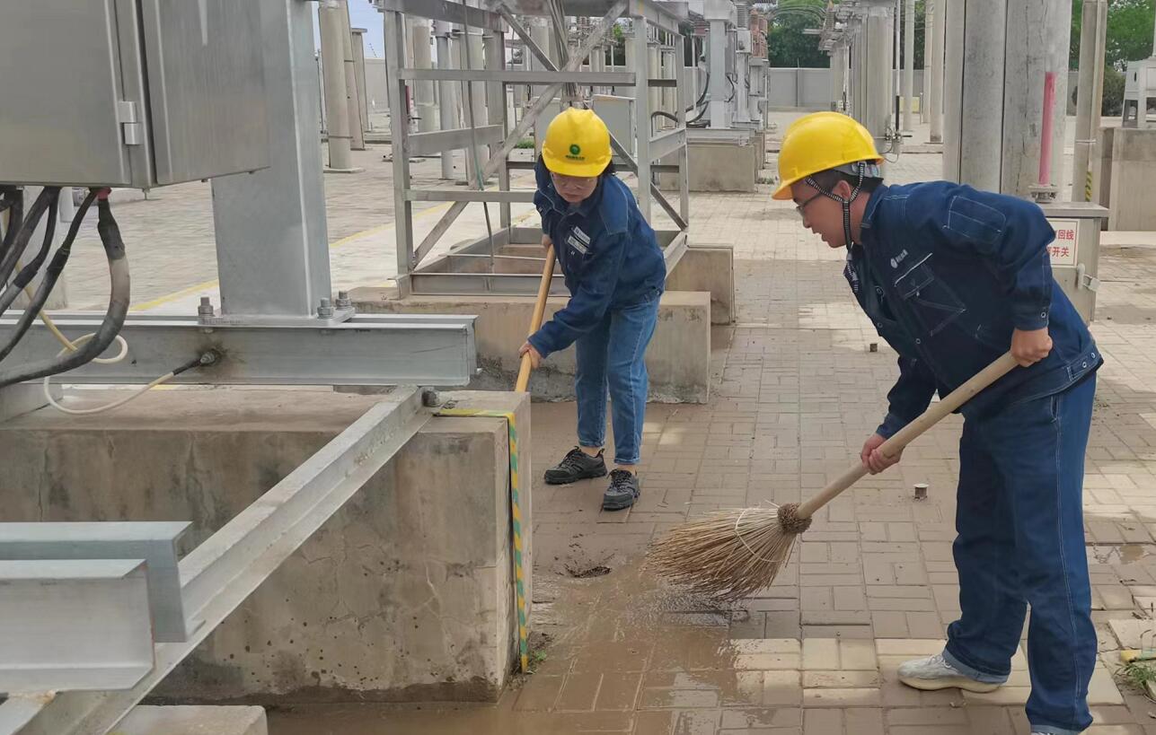 戈壁有雨，阿電人全力出擊保供電