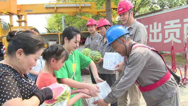 四川什邡：電力工人高溫保電忙，社區(qū)群眾熱情慰問(wèn)表感謝