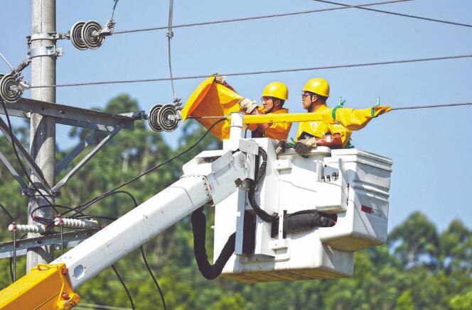 四川廣安：40攝氏度，他們帶電作業(yè)