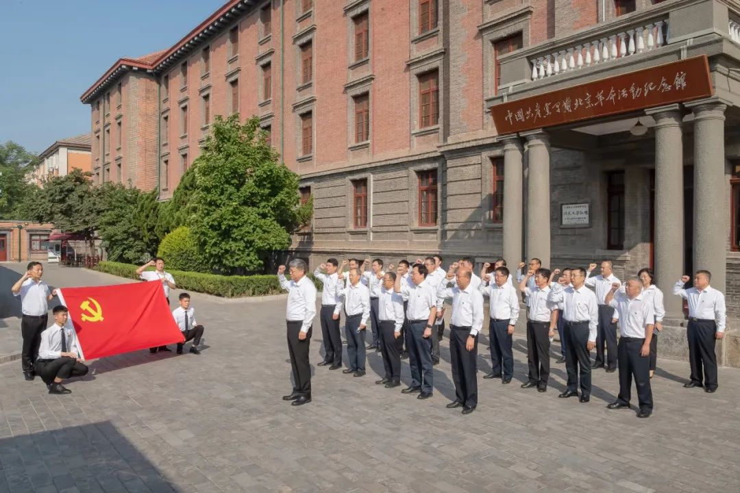 國(guó)家能源集團(tuán)黨組成員集體參觀學(xué)習(xí) “光輝偉業(yè)、紅色序章”主題展覽