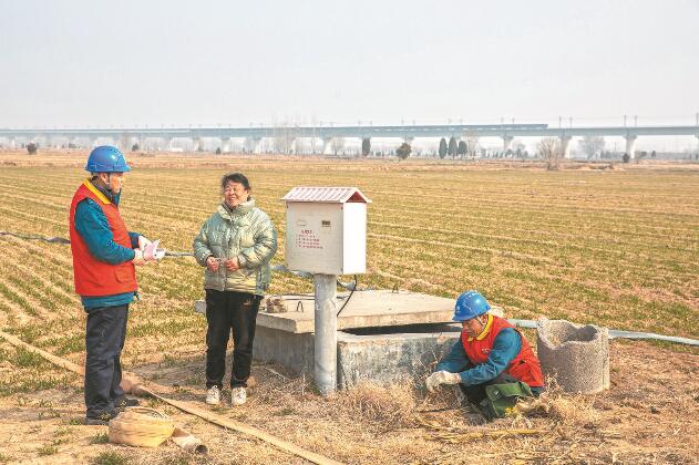 山東省梁山縣：黃河灘區(qū)上，井在地頭，電到井口