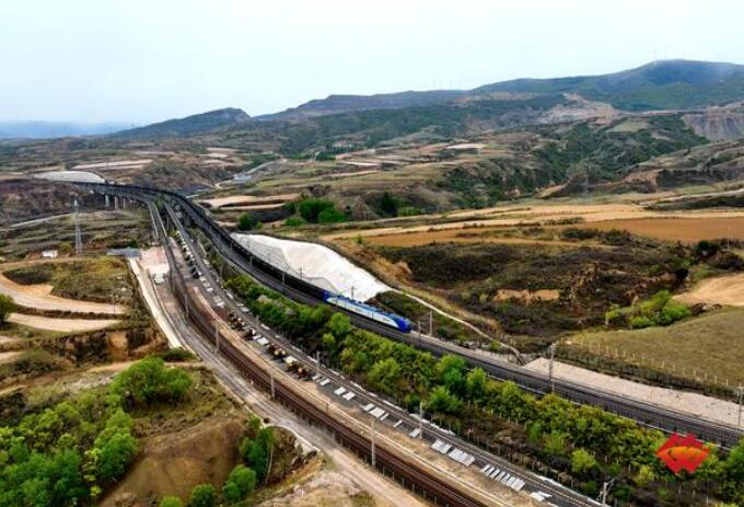 國家能源集團朔黃鐵路兩萬噸列車?yán)塾嬤\輸煤炭超10億噸