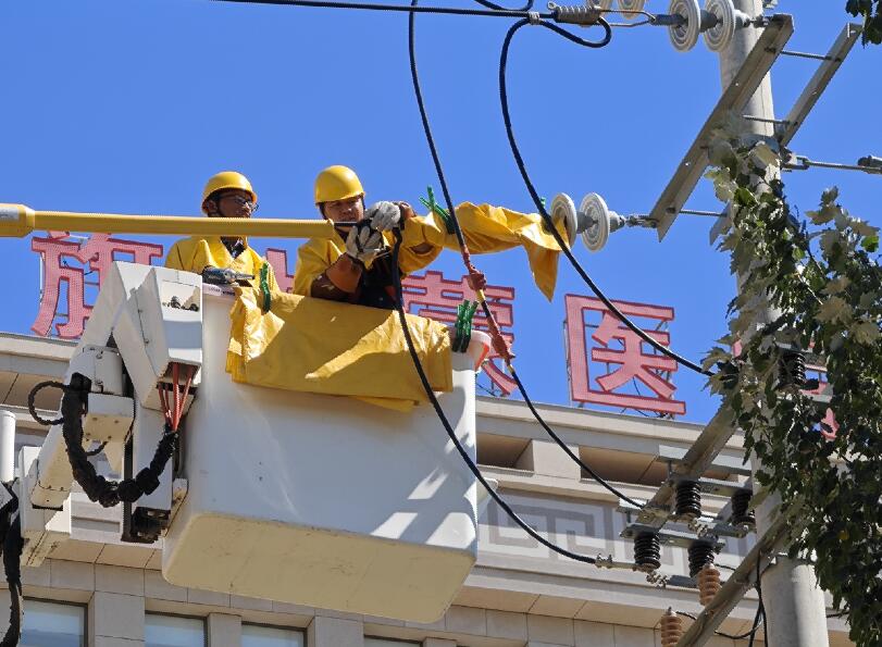 阿拉善供電公司迎夏峰帶電消缺，保醫(yī)電“汗”衛(wèi)民生