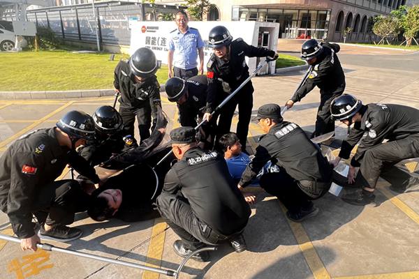 圖為保安隊組織開展專項防恐應(yīng)急演練