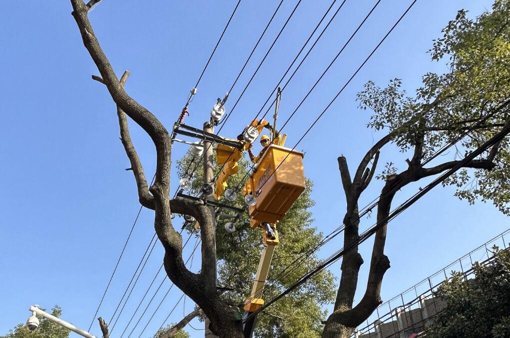 國網(wǎng)余姚市供電公司：帶電線路遷改“讓行” 助力市政要道擴(kuò)建