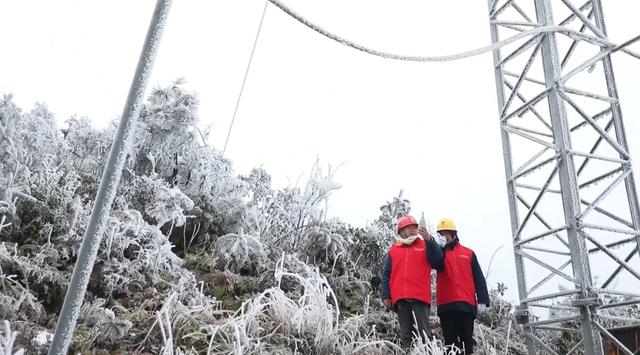 國網(wǎng)江華供電公司踏雪巡線 迎戰(zhàn)寒潮保供電