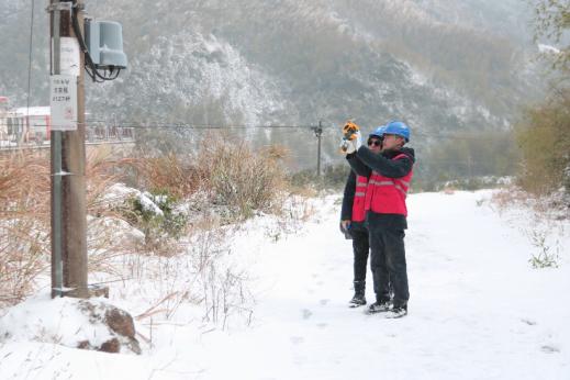 國網(wǎng)武夷山市供電公司浴“雪”奮戰(zhàn) 電力足電網(wǎng)穩(wěn)