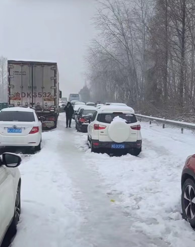 湖北凍雨暴雪導(dǎo)致高速公路堵塞，電動汽車再現(xiàn)“趴窩”