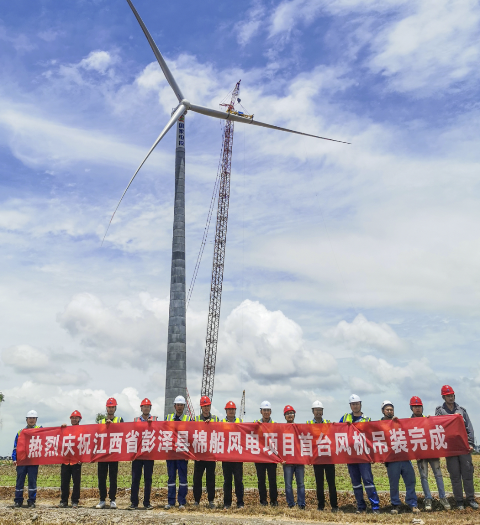 江西彭澤縣棉船風電項目首臺風機成功吊裝