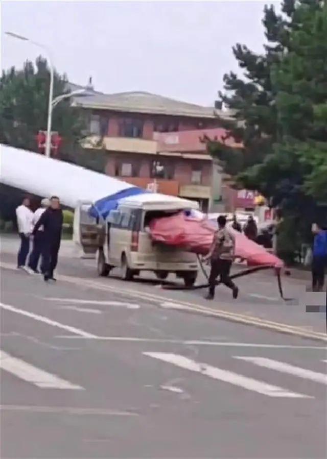 黑龍江一面包車被風電機葉片刺穿，知情人：車上載有7人