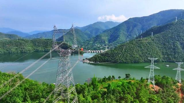 瀾滄江上巡線工 風雨無阻保供電