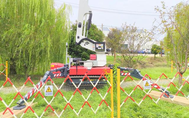 國網(wǎng)溧陽市供電公司首次運用履帶式絕緣斗臂車暨“蜘蛛車”開展帶電作業(yè)