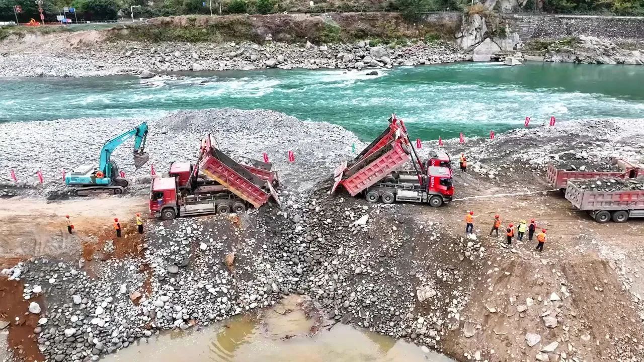 老鷹巖二級(jí)水電站一期圍堰順利合龍!