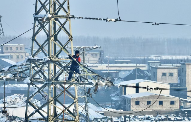 新疆阿克蘇地區(qū)首次帶電作業(yè)清除輸電線路積雪