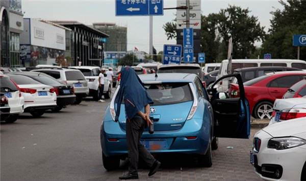 一年新車對(duì)折賣 新能源二手車何去何從？